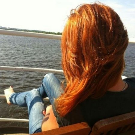 Рыжеволосая девушка со спины