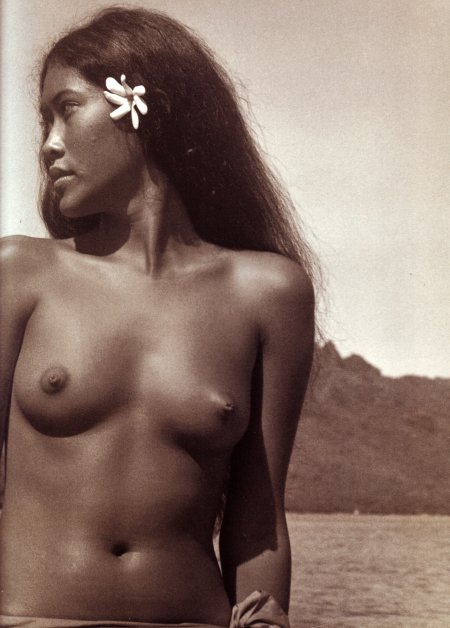Голые молодые полинезийки