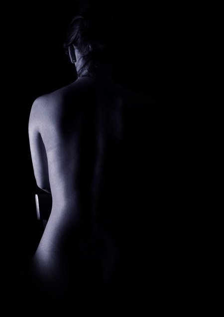 Девушка в темноте со спины