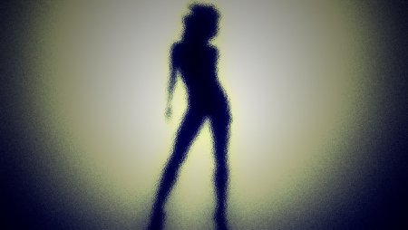 Силуэт девушки за стеклом