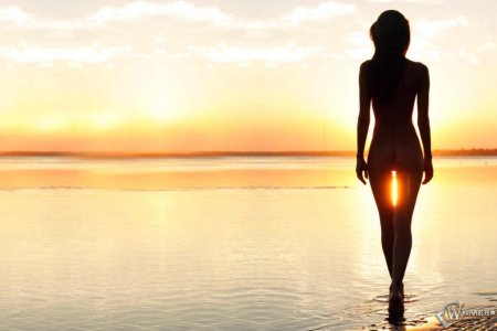 Женский силуэт на закате