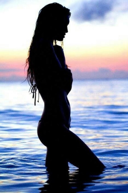 Силуэт девушки с длинными волосами