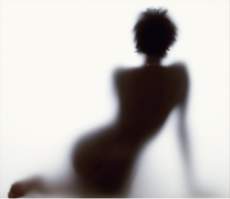 Силуэт женщины в тумане