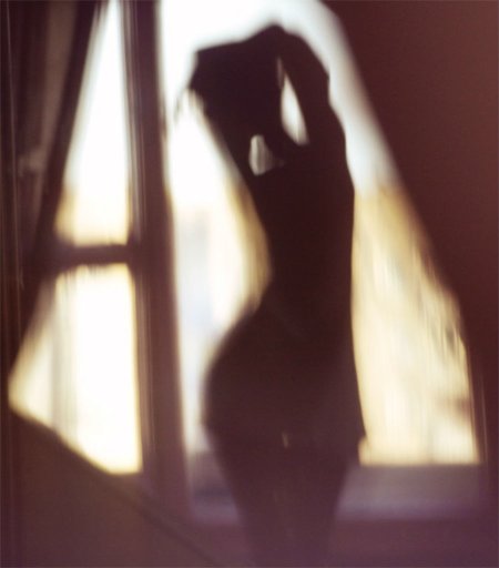 Женский силуэт в окне