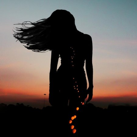 Уходящая девушка со спины