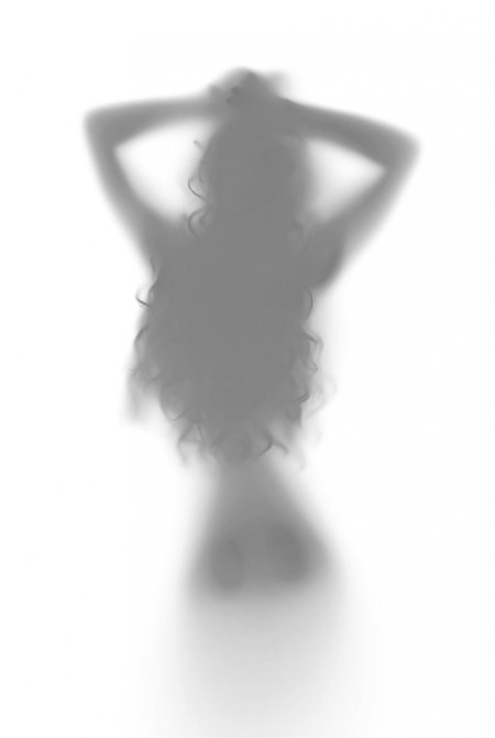 Силуэт девушки в тумане