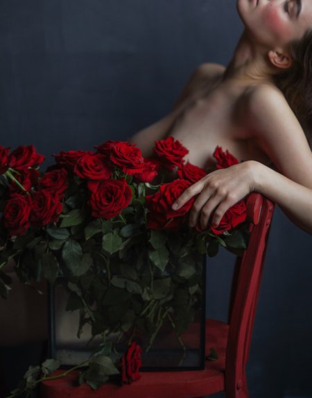 Женщина с красной розой ню