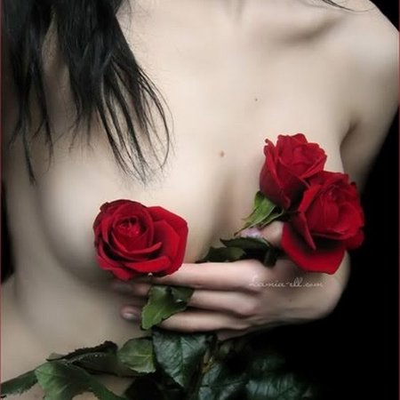 Роза на теле девушки