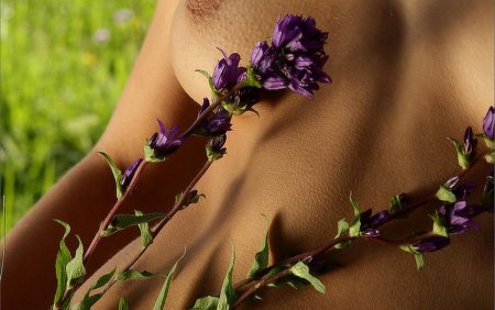 Красивые женщины голые в цветах