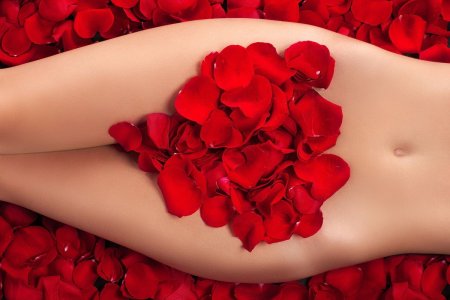 Женское тело и цветы