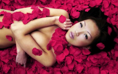 Девушка лежит в розах