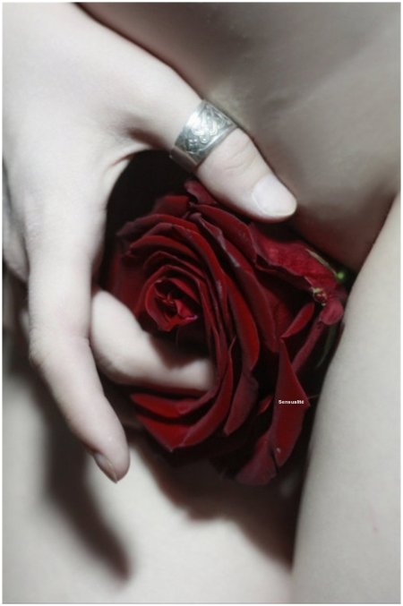 Пальцы в цветке