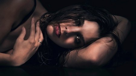 Грустная красивая девушка