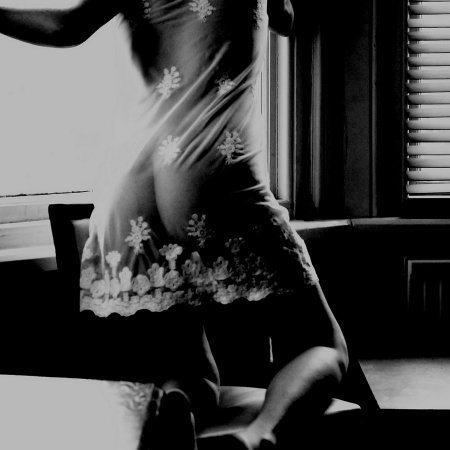 Голая в черно белой одежде