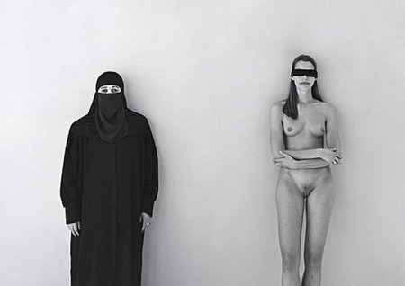 Голая женщина в парандже