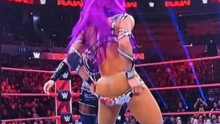 Саша Бэнкс потеряла трусы