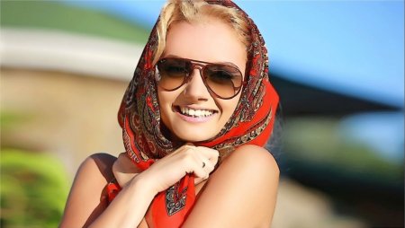 Красивая женщина в платке