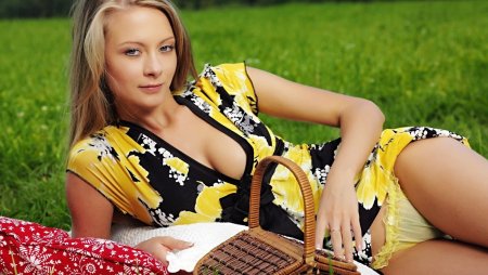 Девушки в коротких сарафанах