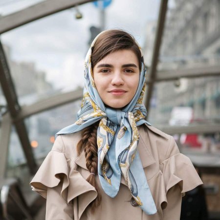 Девушки в платках на голове