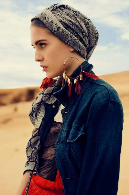 Девушки в платках на голове