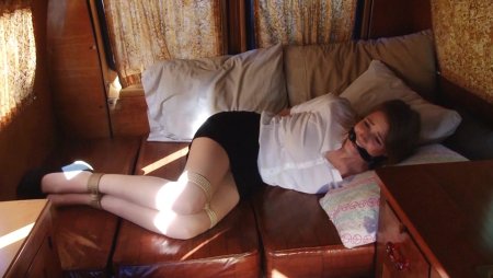 Девушки. В. колготках. Связанные. Скотчем