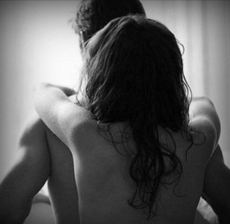 Девугка обнимкнт ранея с зади