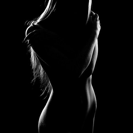 Силуэт девушки в темноте