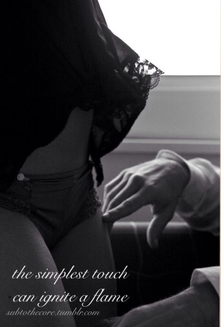 Мужская рука в трусиках у девушки