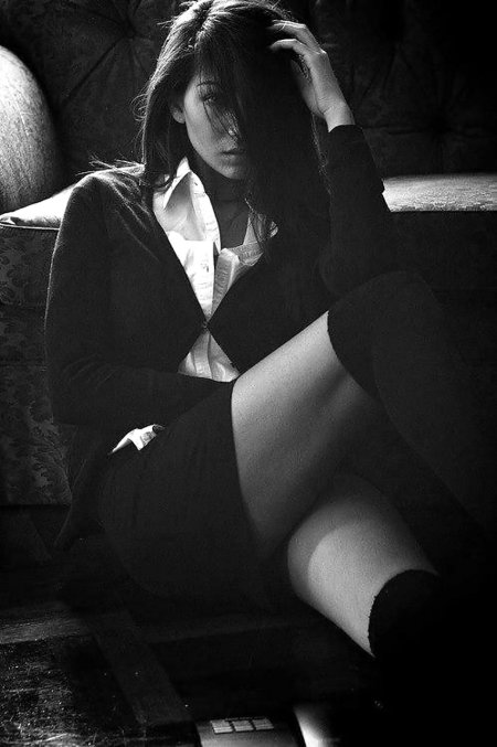 Девушка в пиджаке и чулках