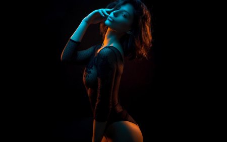 Неоновая девушка