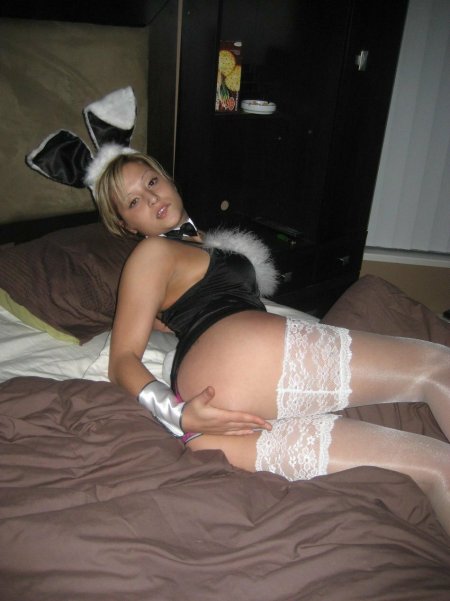 Жена в эротическом костюме