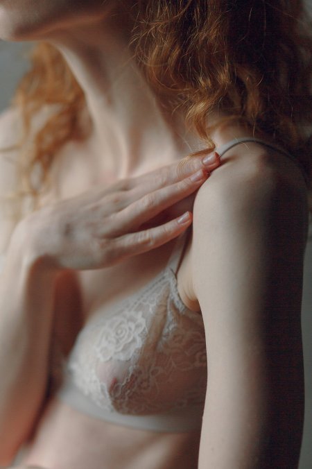 Бледное женское тело