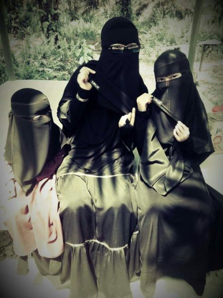 Связанные мусульманки в хиджабе