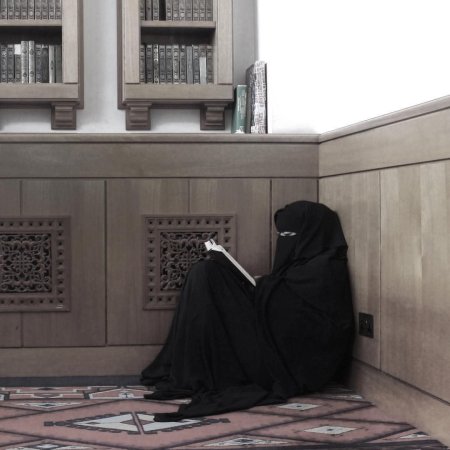 Девушки в никабах за книгами