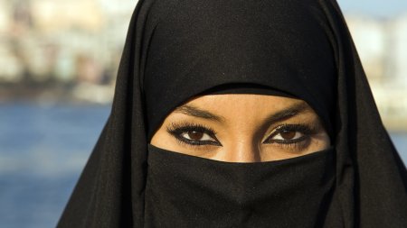 Восточные женщины в никабе