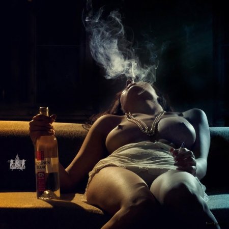 Эротические женщины с сигаретой