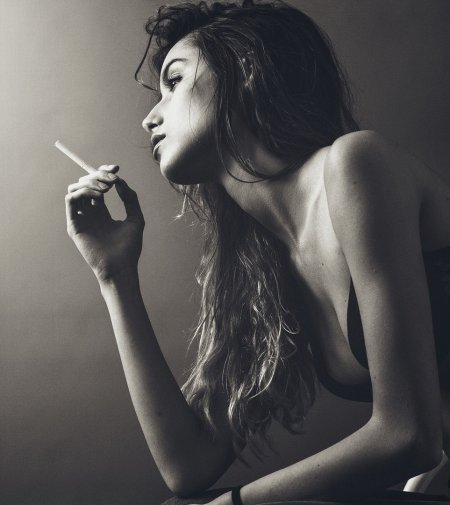 Девушка с сигаретой