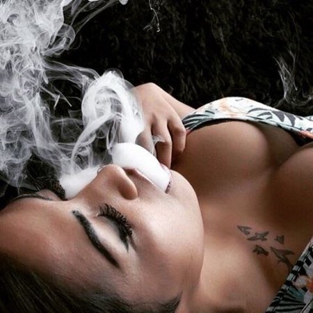 Диана Мелисон курит