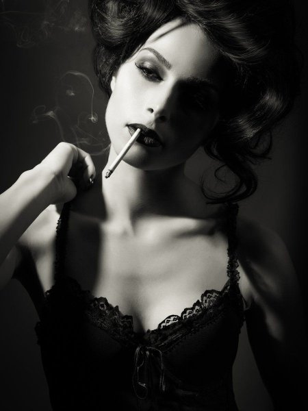 Девушка с сигаретой