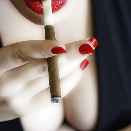 Красные ногти с сигаретой