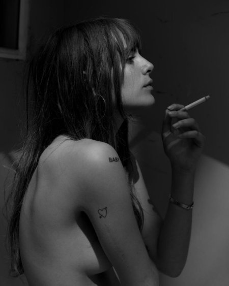 Красивые сиськи с сигаретой