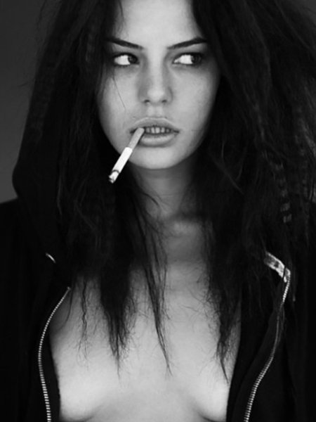 Дерзкая девушка с сигаретой