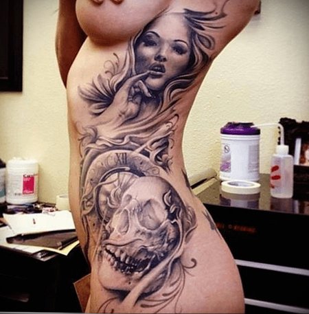 Тату на боку