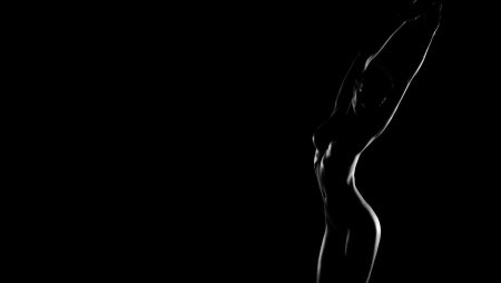 Эротические девушки на тёмном фоне