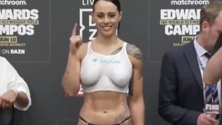 Джонсон топлес на взвешивании