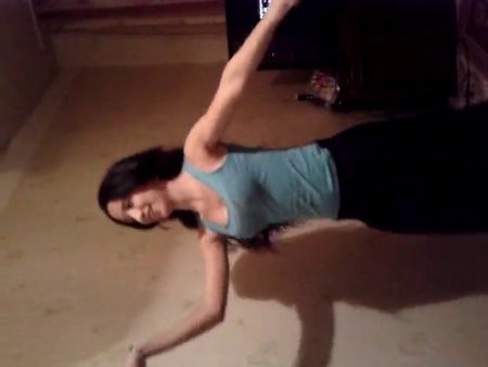 Красивая девушка танцует лезгинку