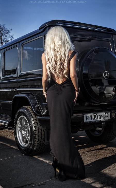 Блондинка и автомобиль