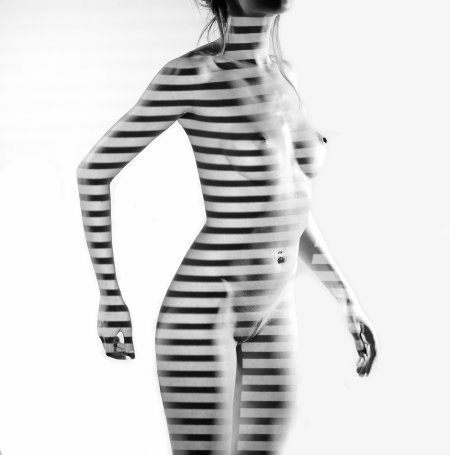 Только в бинтах ню голая