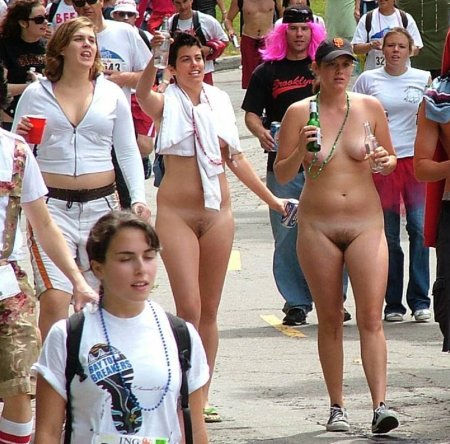 Голый низ на публичном пляже