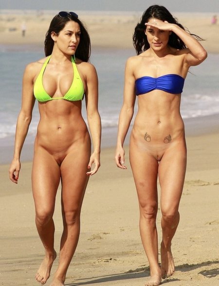 Девушка без низа купальника